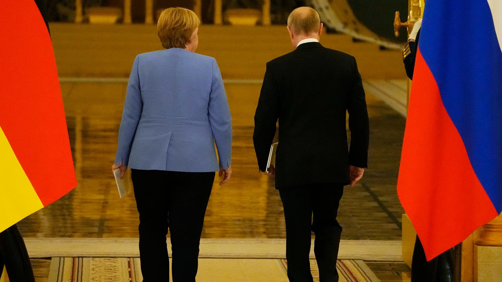 Präsident Putin und Kanzlerin Merkel verlassen eine gemeinsame Pressekonferenz im Kreml.
