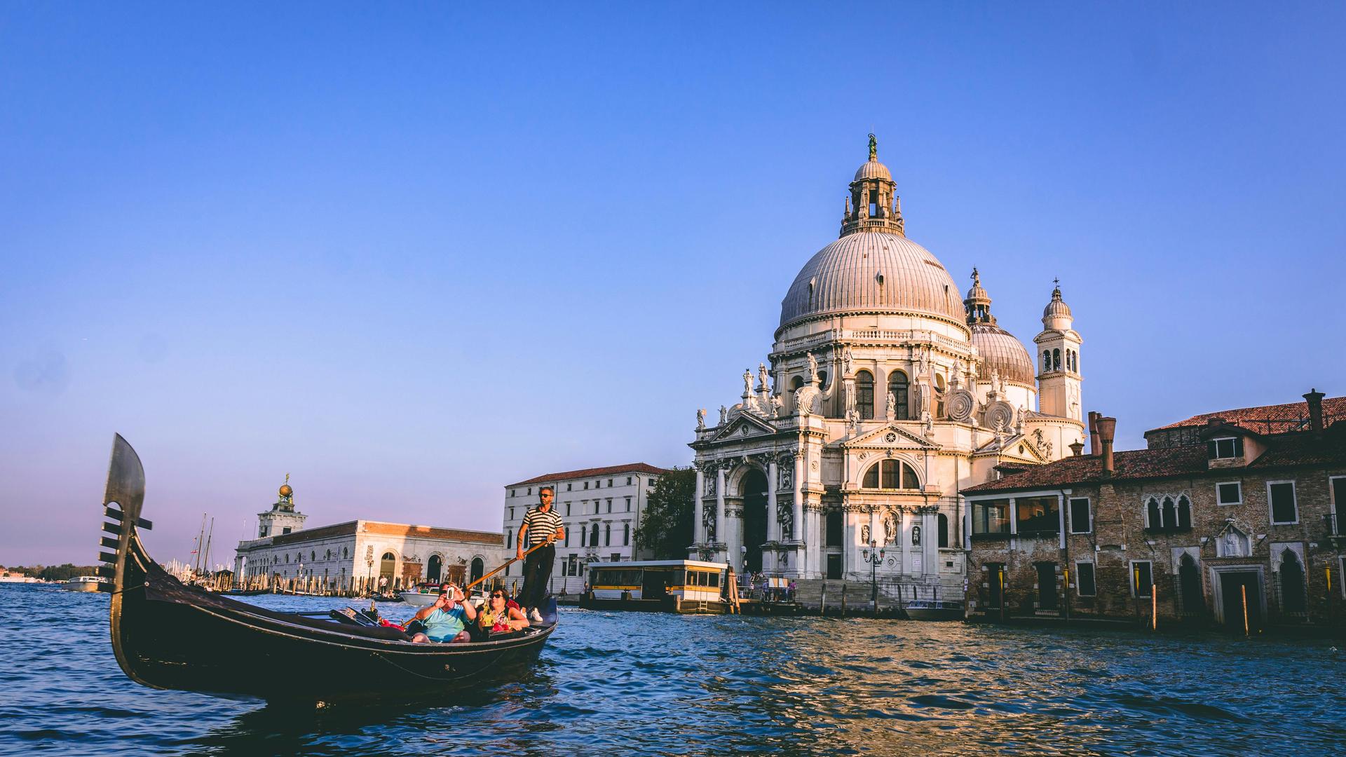 Blick auf eine Gondel in Venedig.