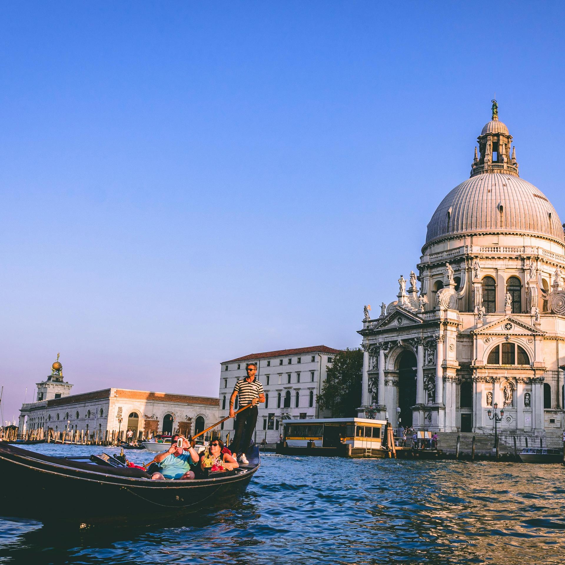 Blick auf eine Gondel in Venedig.