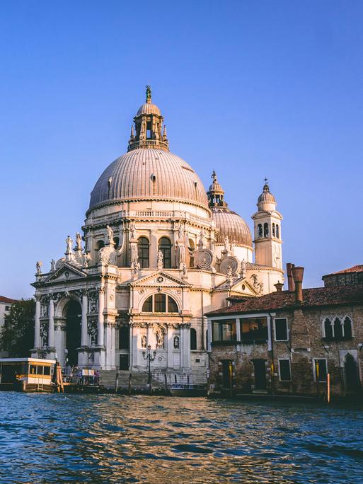 Das Bild zeigt eine Gondel vor einem historischen Gebäude der italienischen Stadt Venedig. 