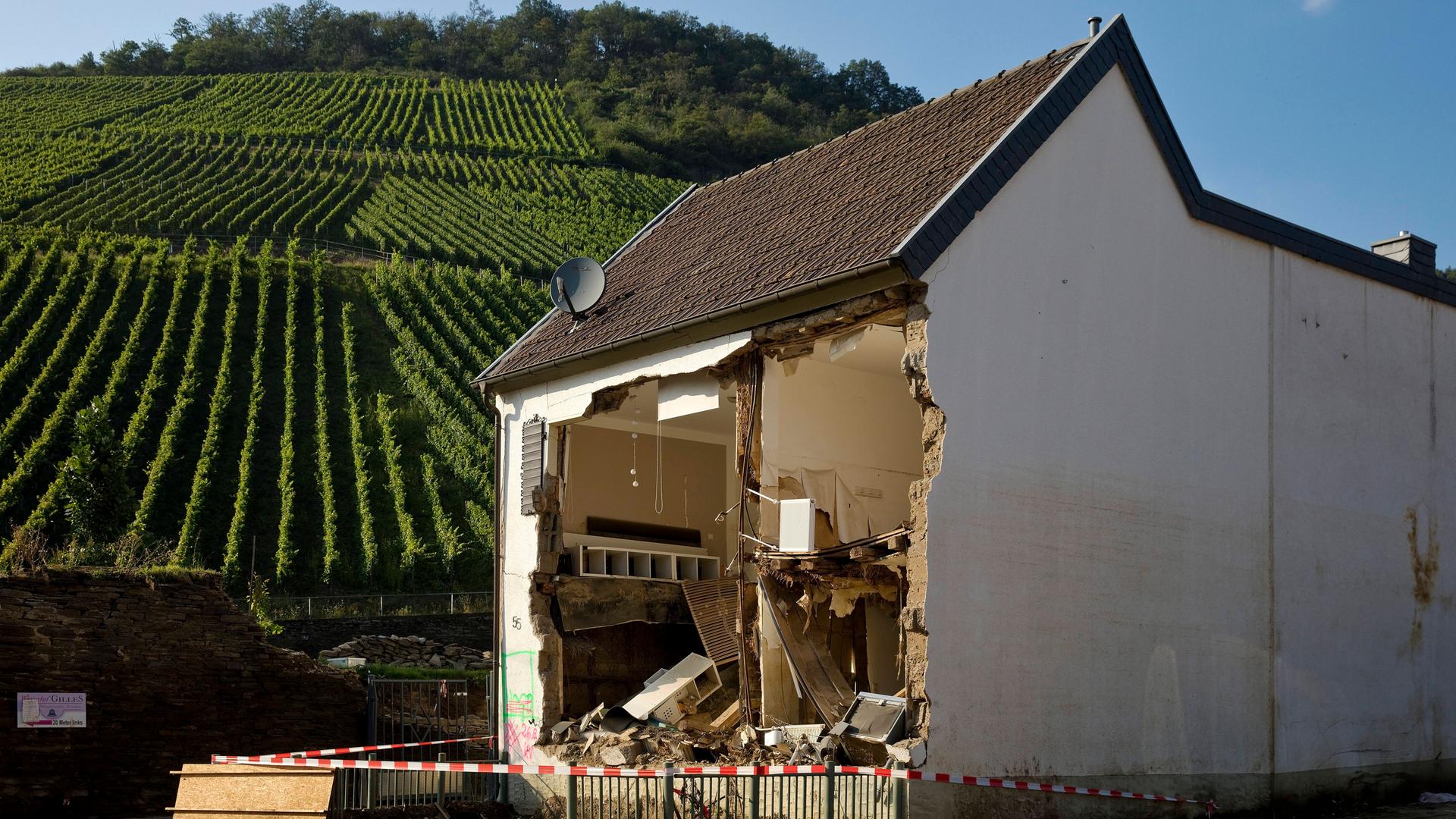 Zerstörtes Haus am Winzerhof Klosterhof Gilles an der Rotweinstrasse im Ahrtal, 2021.