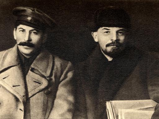Stalin und Lenin,1919 in Moskau auf dem VIII. Kongress der Kommunistischen Partei Russlands. Gefunden in der Sammlung des Staatlichen Museums für Zeitgeschichte Russlands.