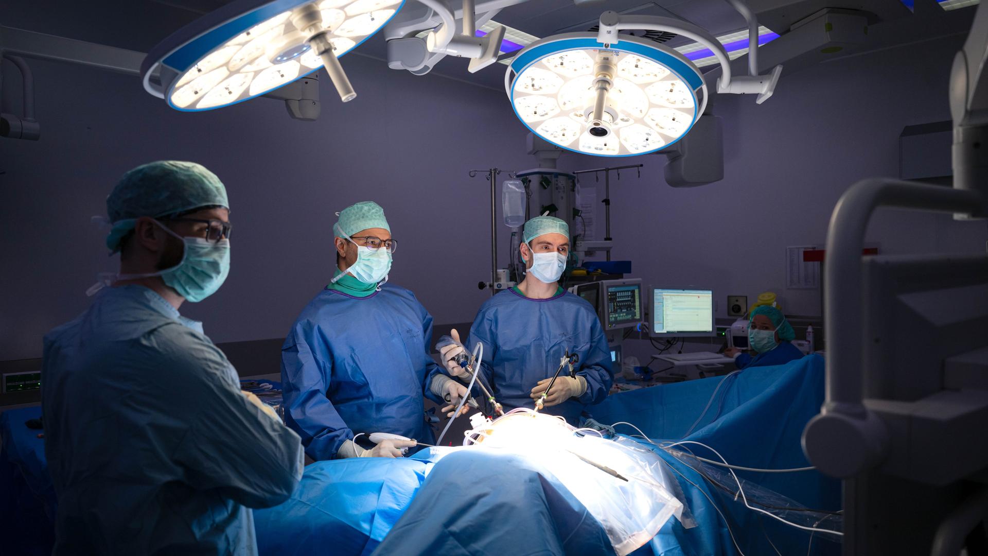 Ärzte bei einer OP im Pius-Hospital Oldenburg. Ärzte bei einer OP im Pius-Hospital Oldenburg.