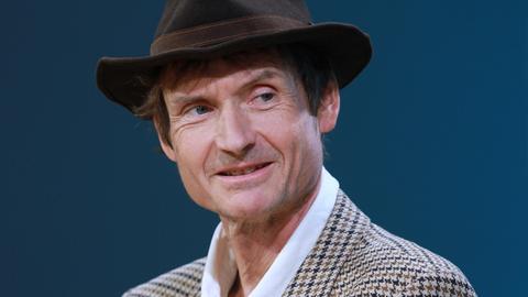 Porträt des Schriftstellers Norman Ohler mit Hut. Porträt des Schriftstellers Norman Ohler mit Hut.