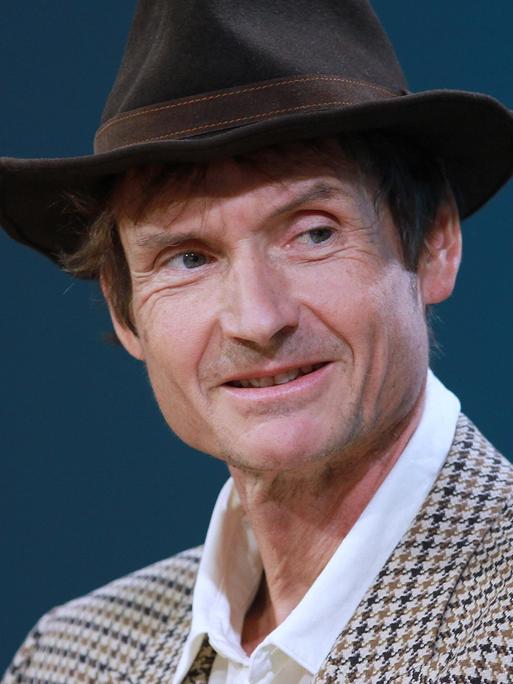 Porträt des Schriftstellers Norman Ohler mit Hut.