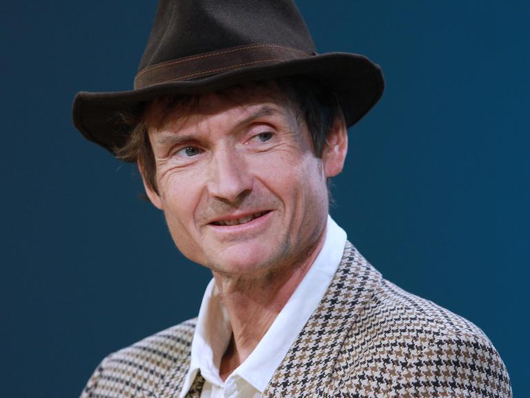 Porträt des Schriftstellers Norman Ohler mit Hut.
