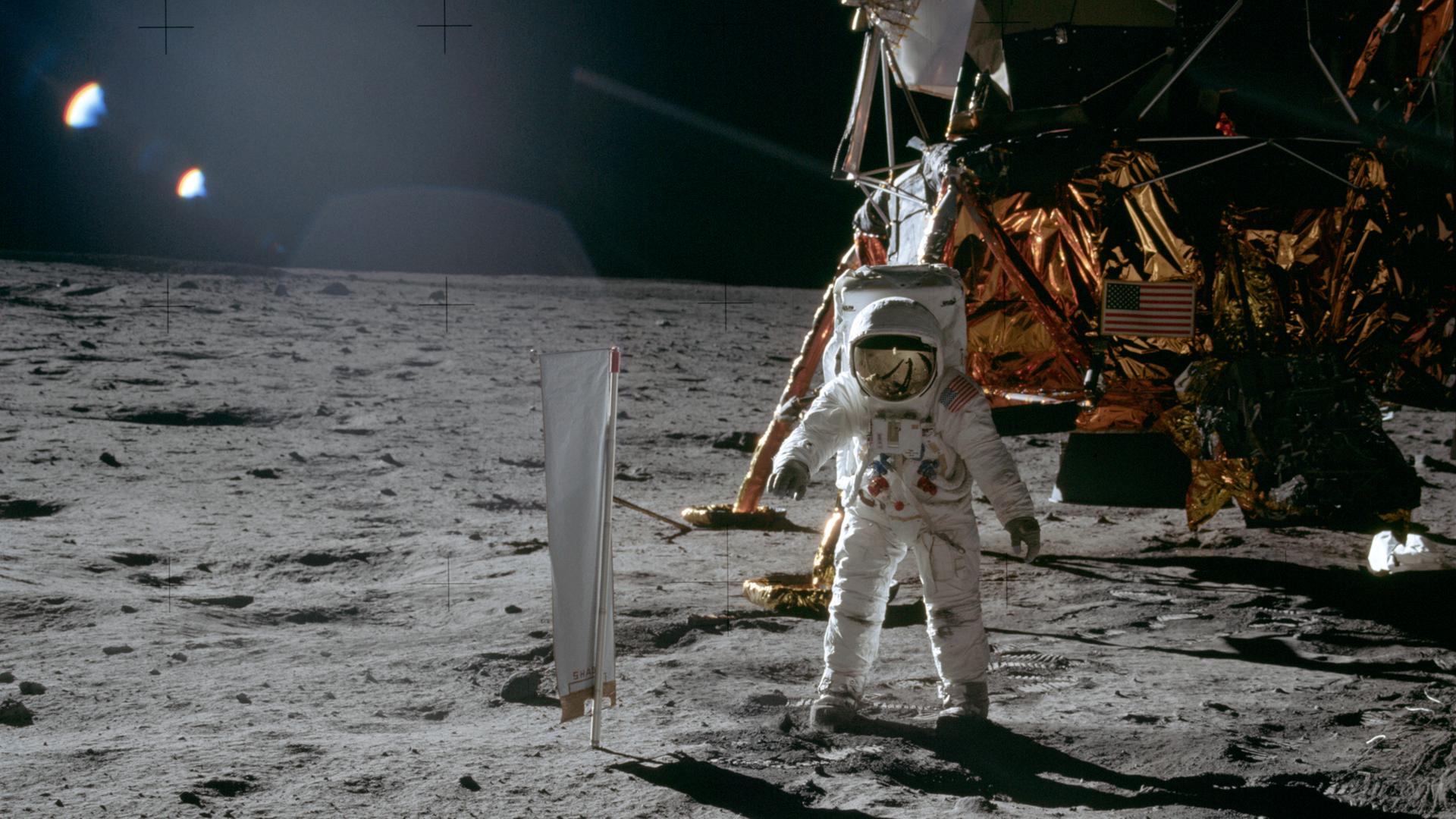 Apollo-11-Astronaut Buzz Aldrin steht auf dem Mond neben dem Schweizer „Sonnensegel“, das Teilchen des Sonnenwinds eingefangen hat und wieder zurück zur Erde flog.