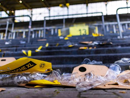 Die Südkurve im Dortmunder Stadion ist nach Spielende voller Müll