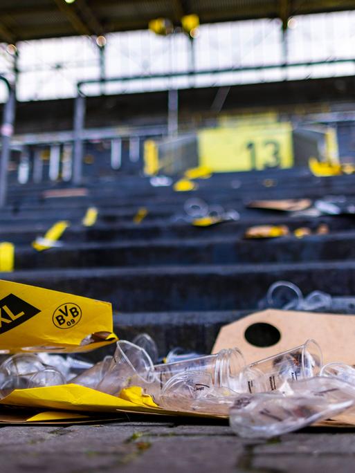 Die Südkurve im Dortmunder Stadion ist nach Spielende voller Müll