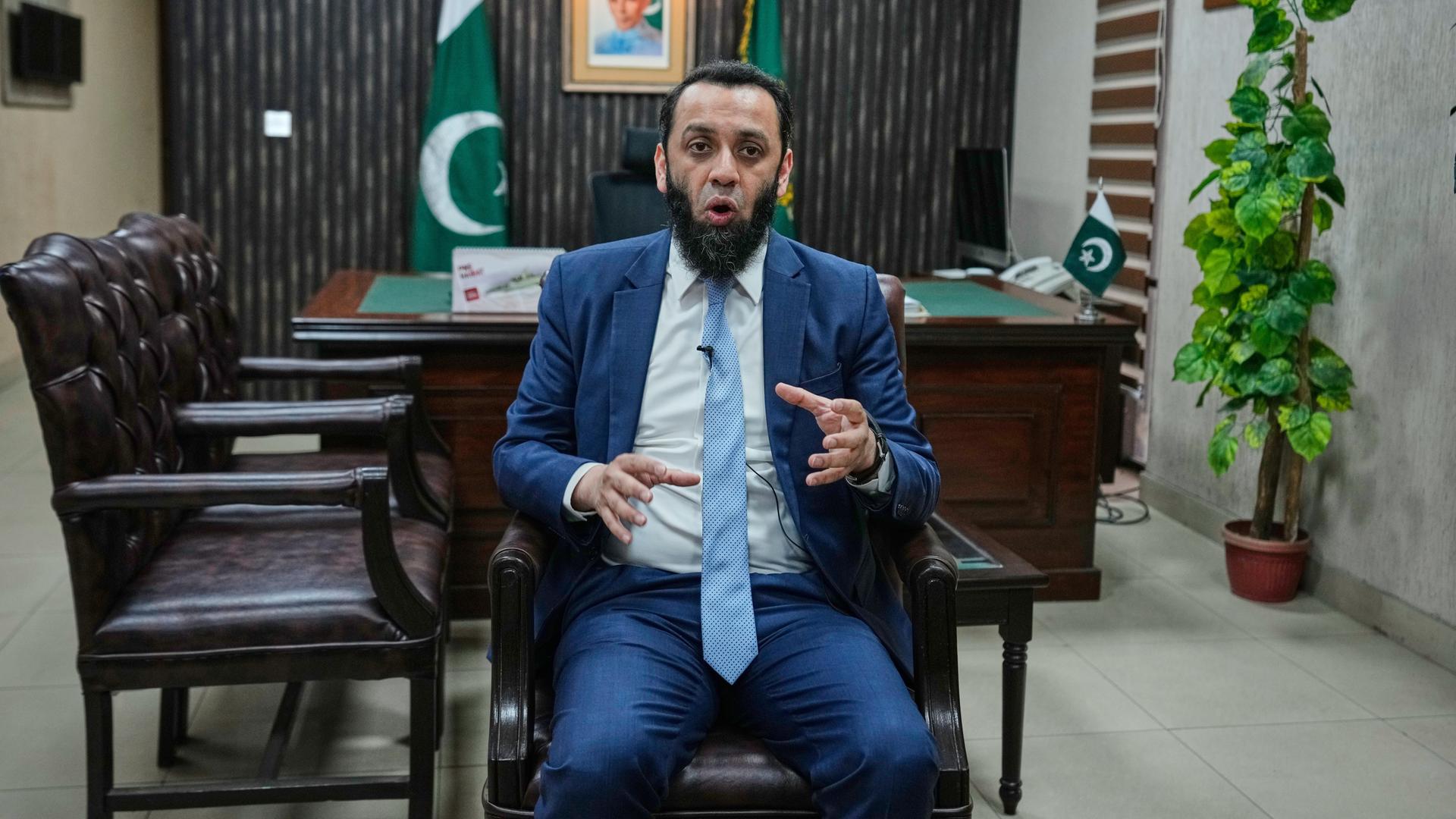 Pakistans Informationsminister Attaullah Tarar spricht und gestikuliert während eines Interviews mit The Associated Press in Islamabad.
      