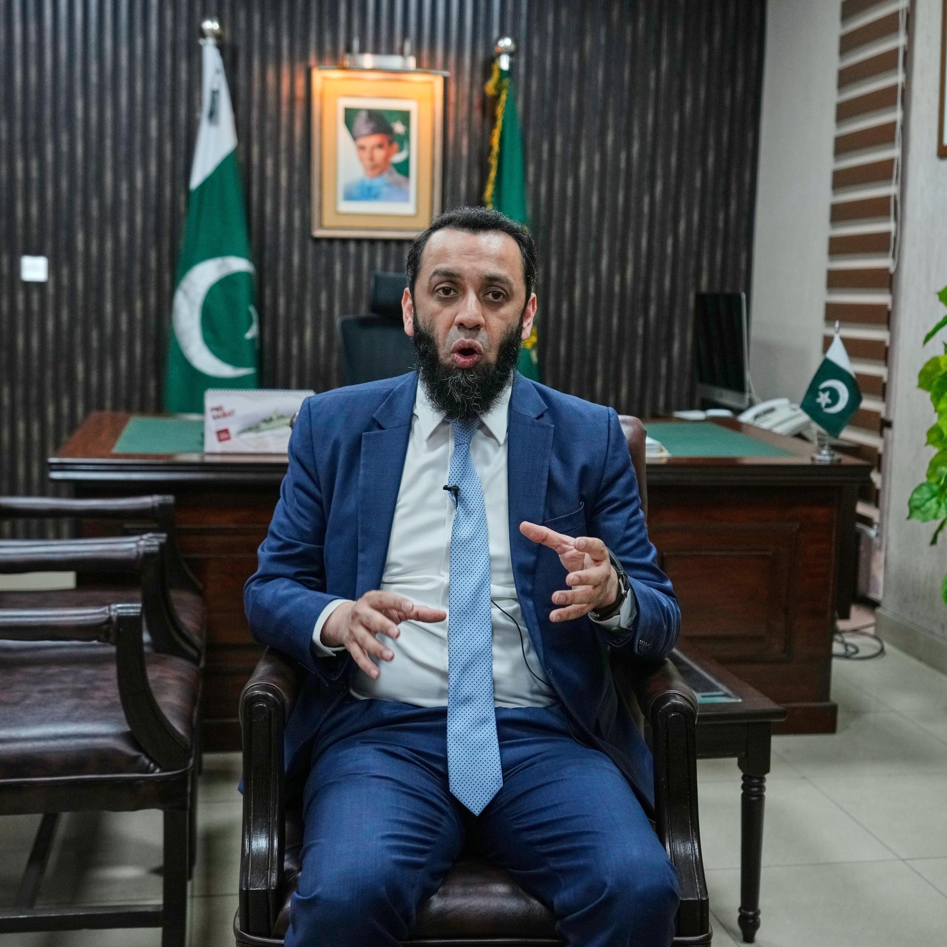 Pakistans Informationsminister Attaullah Tarar spricht und gestikuliert während eines Interviews mit The Associated Press in Islamabad.
