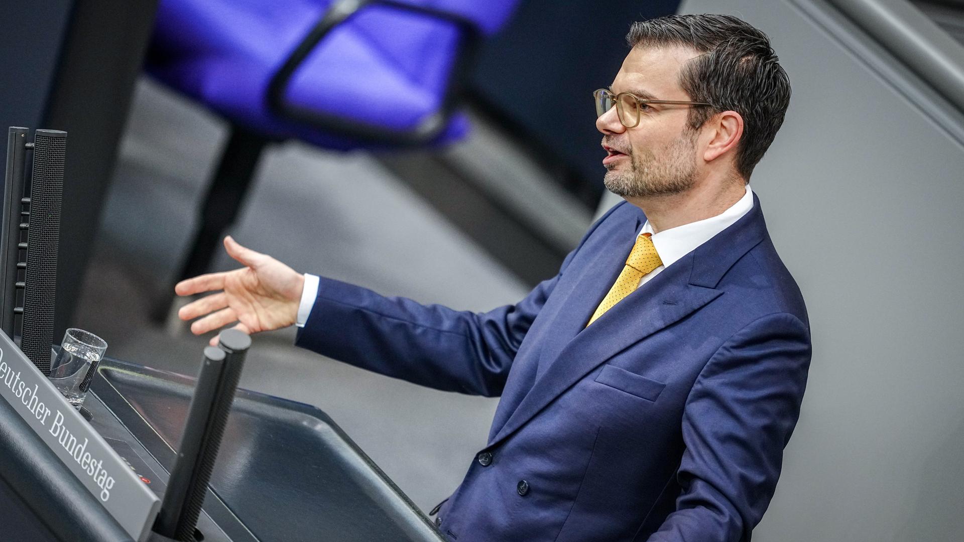 Berlin: Marco Buschmann (FDP), Bundesminister der Justiz, spricht bei den Haushaltsberatungen im Bundestag. 