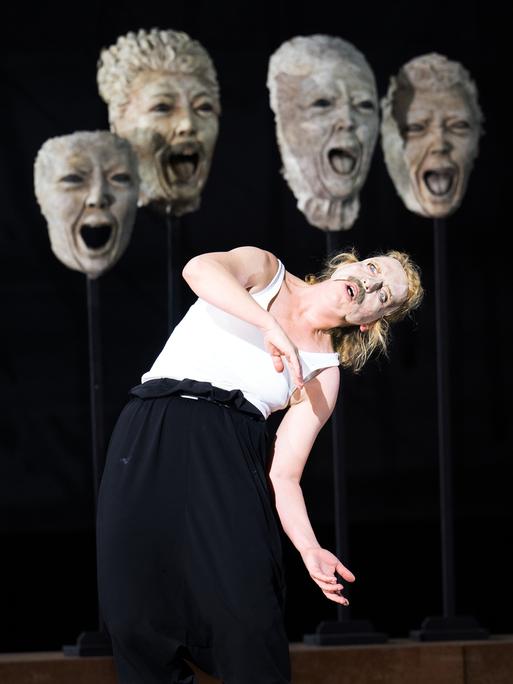Die Schauspielerin Lina Beckmann mit Maske in "Laios" am Schauspielhaus Hamburg, 2024.