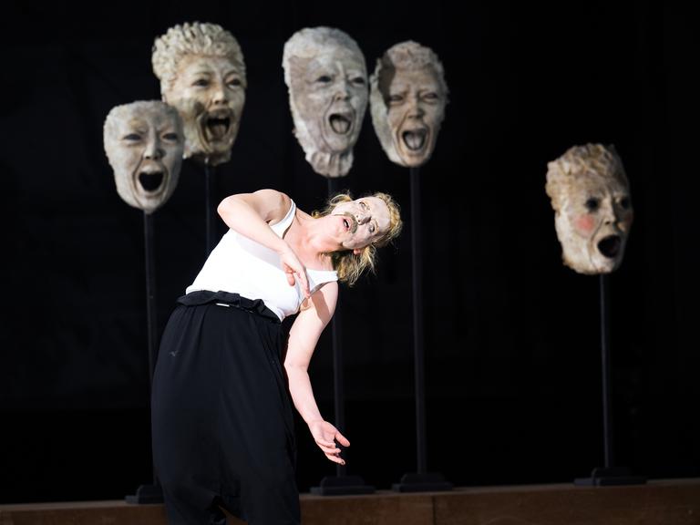 Die Schauspielerin Lina Beckmann mit Maske in "Laios" am Schauspielhaus Hamburg, 2024.