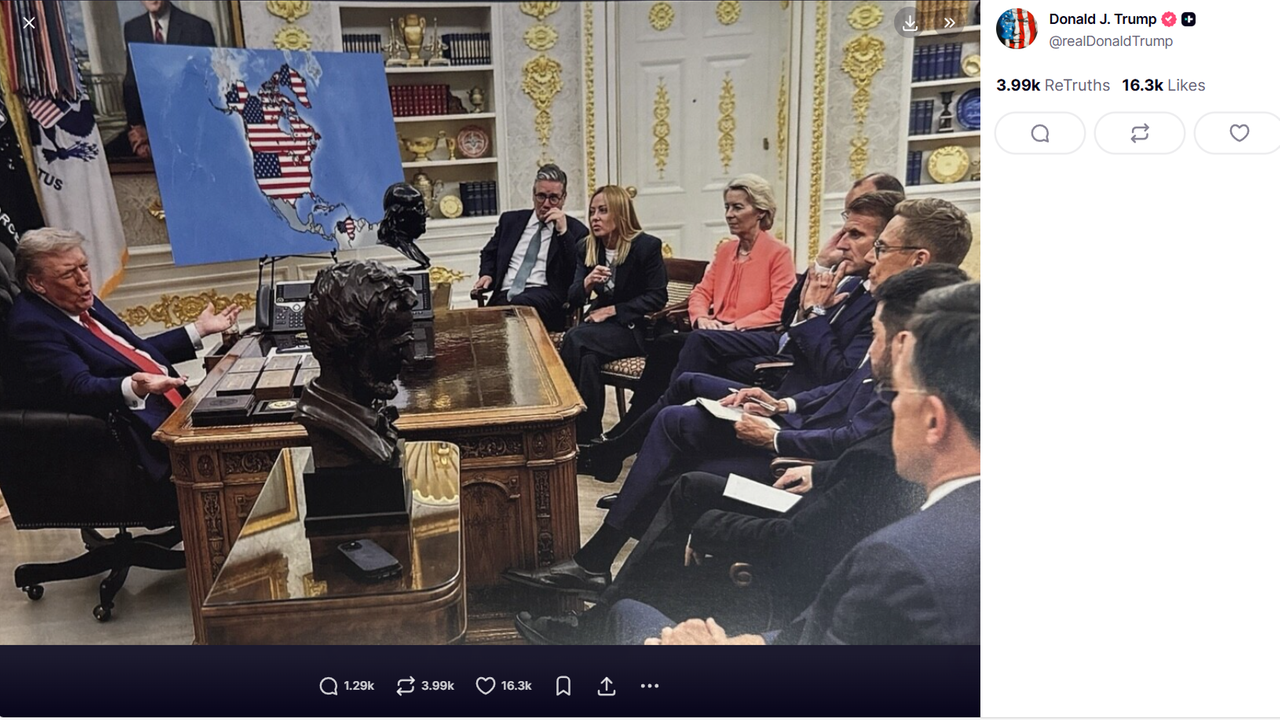 Ein KI-generiertes Bild von Donald Trump im Oval Office. Neben ihm ist eine Weltkarte zu sehen, auf der die USA, Kanada, Grönland und Venezuela von US-Flaggen bedeckt sind. Vor Trump sitzen mehrere Staats- und Regierungschefs anderer Länder.