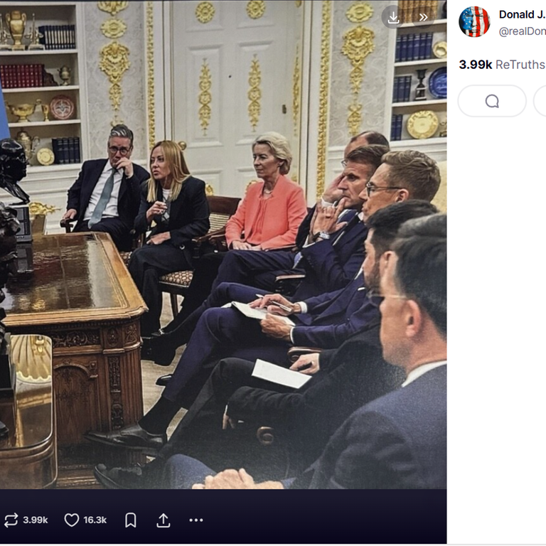 Ein KI-generiertes Bild von Donald Trump im Oval Office. Neben ihm ist eine Weltkarte zu sehen, auf der die USA, Kanada, Grönland und Venezuela von US-Flaggen bedeckt sind. Vor Trump sitzen mehrere Staats- und Regierungschefs anderer Länder.