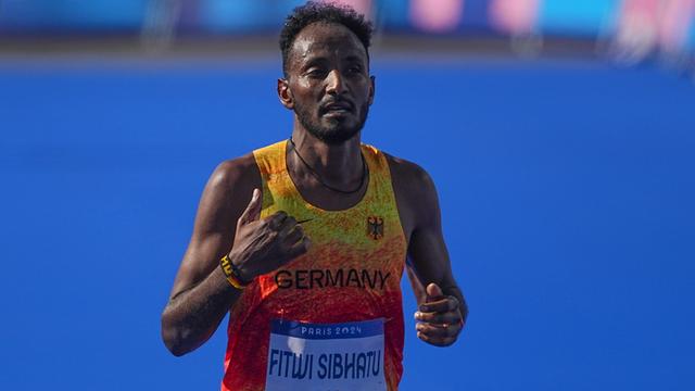 Das Foto zeigt den deutschen Marathon-Läufer Samuel Fitwi.