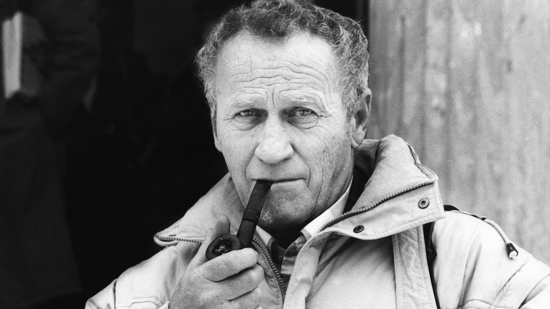 Max von der Grün, deutscher Schriftsteller (1926-2005), undatierte Aufnahme: Er trägt einen dicken Anorak, raucht Pfeife und blickt direkt in die Kamera. Max von der Grün, deutscher Schriftsteller (1926-2005), undatierte Aufnahme: Er trägt einen dicken Anorak, raucht Pfeife und blickt direkt in die Kamera.