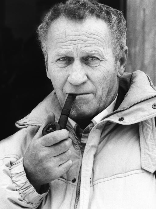 Max von der Grün, deutscher Schriftsteller (1926-2005), undatierte Aufnahme: Er trägt einen dicken Anorak, raucht Pfeife und blickt direkt in die Kamera.