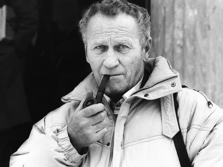 Max von der Grün, deutscher Schriftsteller (1926-2005), undatierte Aufnahme: Er trägt einen dicken Anorak, raucht Pfeife und blickt direkt in die Kamera.