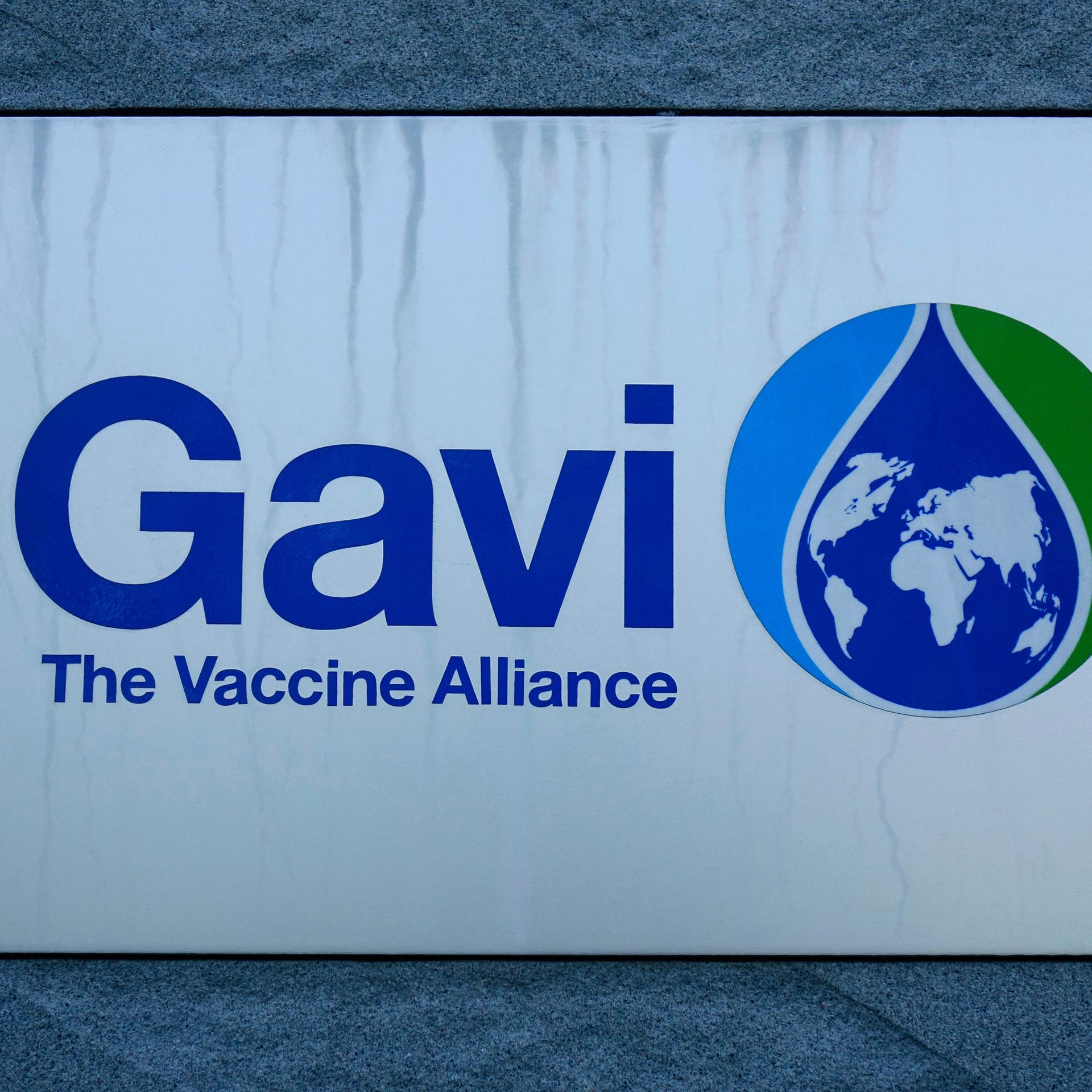 An einem Gebäude in Genf befindet sich das Schild von Gavi.