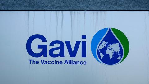 An einem Gebäude in Genf befindet sich das Schild von Gavi.