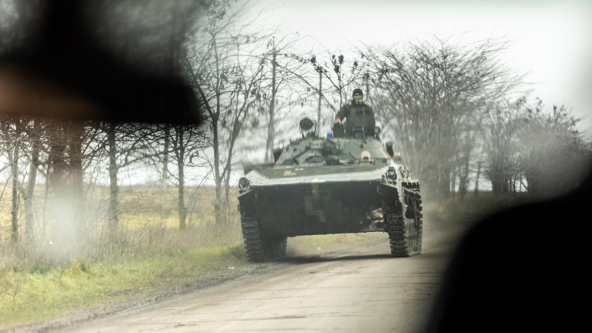 Ein gepanzertes Fahrzeug der ukrainischen Armee fährt in Richtung Frontlinie in der Nähe des Flusses Dnjepr in der Region Cherson.