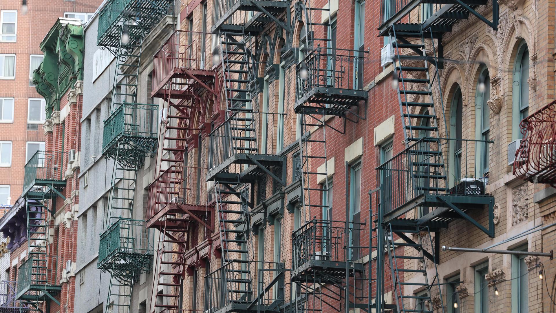 Mehrere Wohnhäuser in New York mit den typischen Leitern an der Fassade
