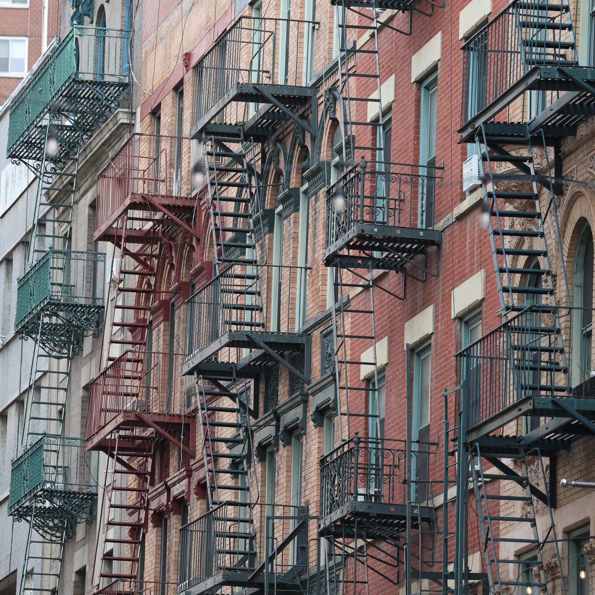 Mehrere Wohnhäuser in New York mit den typischen Leitern an der Fassade
