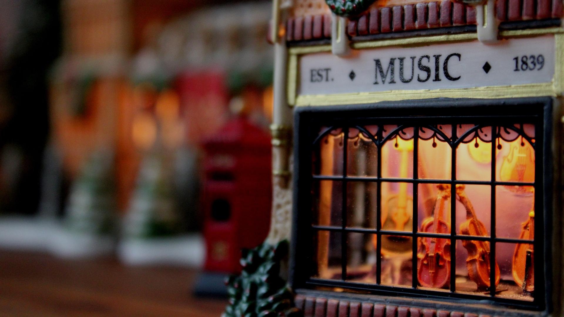 Ein Musikgeschäft in einer weihnachtlichen Altstadt