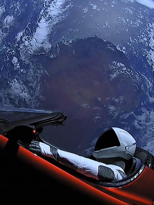Roter Tesla Roadster im Weltraum mit der Erde im Hintergrund und einem Raumfahrer auf dem Fahrersitz