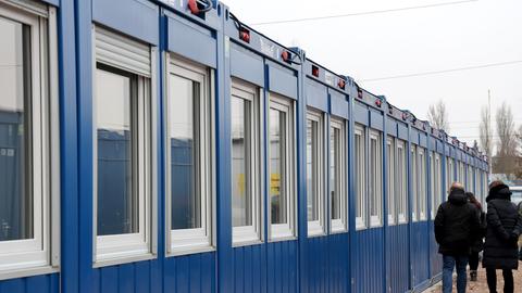 Bei einem Vor-Ort-Termin wird eine neue Gemeinschaftsunterkunft für Geflüchtete vor ihrer Eröffnung vorgestellt. In der Container-Anlage, die vom Malteser Hilfsdienst betrieben wird, sollen bis zu 100 Geflüchtete unterkommen.
