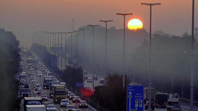 Stau auf der Autobahn E40 in Belgien in der Nähe von Bertem bei Nacht.
