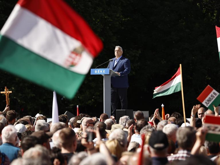 Der ungarische Ministerpräsident Viktor Orban spricht in Budapest zu Anhängern und Mitgliedern der ungarischen Parteien FIDESZ und KDNP. Überall wehen ungarische Fahnen. 