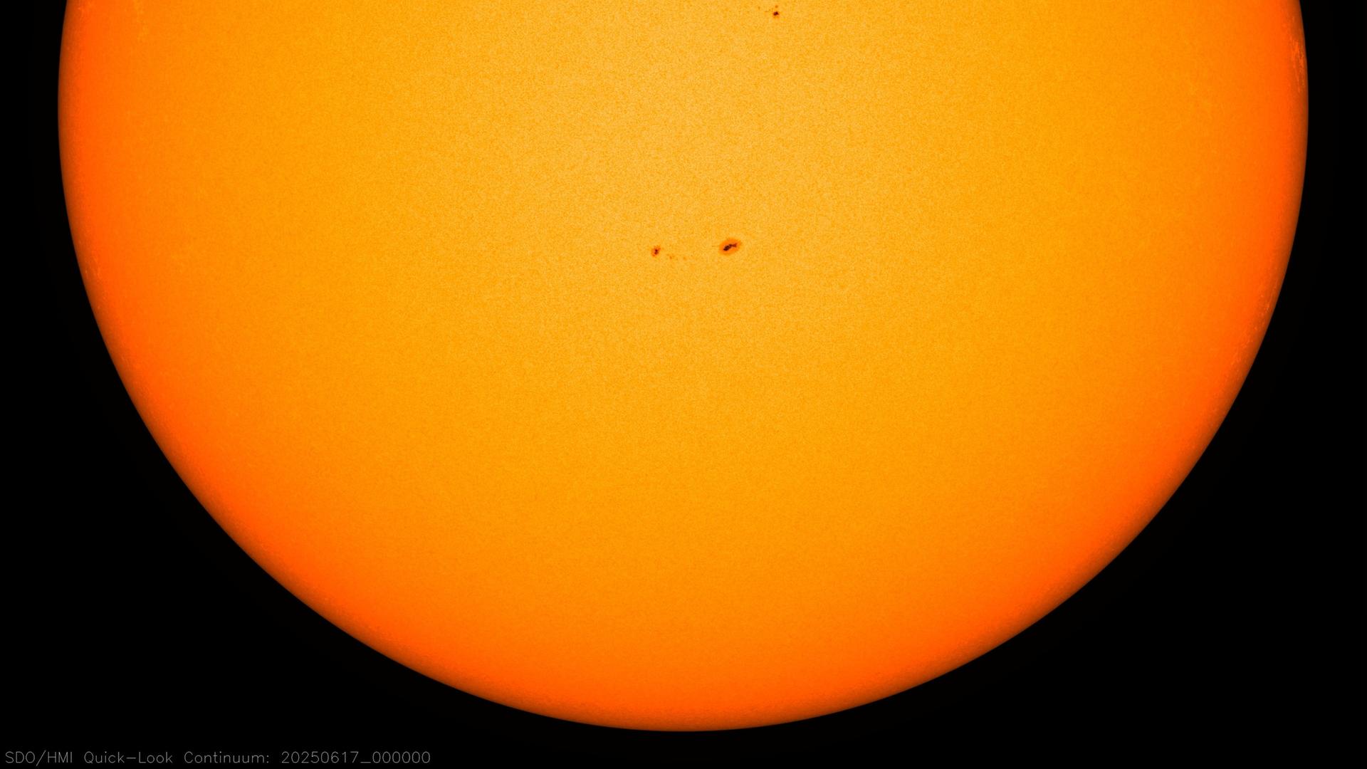 Ein Bild der Sonne in warmen Orange-Tönen. Ein Bild der Sonne in warmen Orange-Tönen.