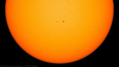 Ein Bild der Sonne in warmen Orange-Tönen.