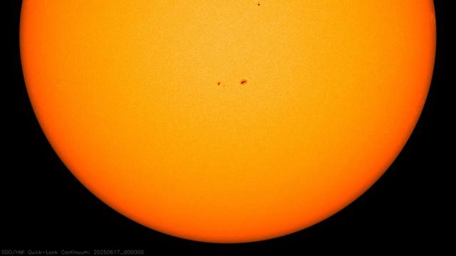 Ein Bild der Sonne in warmen Orange-Tönen.