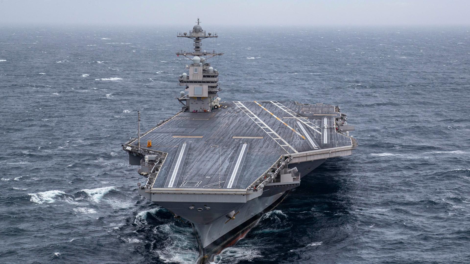 Der US-Flugzeugträger "USS Gerald R. Ford" fährt durch Wellen im Mittelmeer.