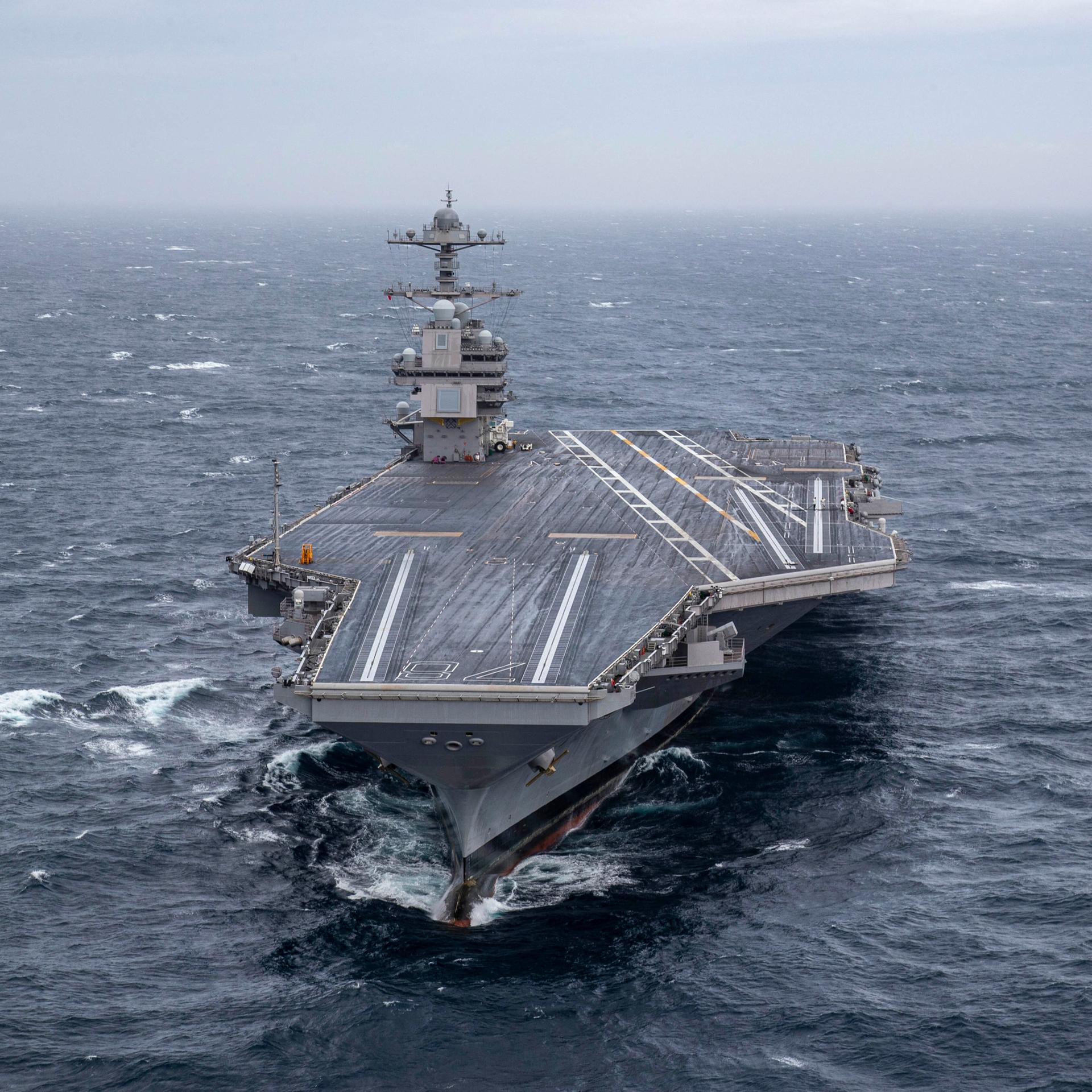 Der US-Flugzeugträger "USS Gerald R. Ford" fährt durch Wellen im Mittelmeer.