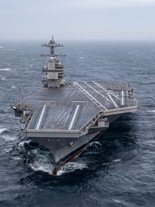 Der US-Flugzeugträger "USS Gerald R. Ford" fährt durch Wellen im Mittelmeer.