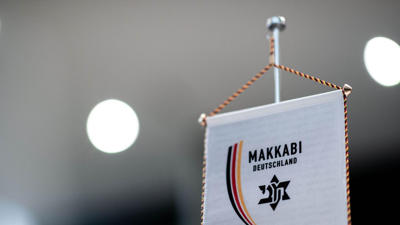 Ein Wimpel mit dem Logo der Makkabi-Bewegung steht auf einem Tisch im Deutschen Fußball-Museum.