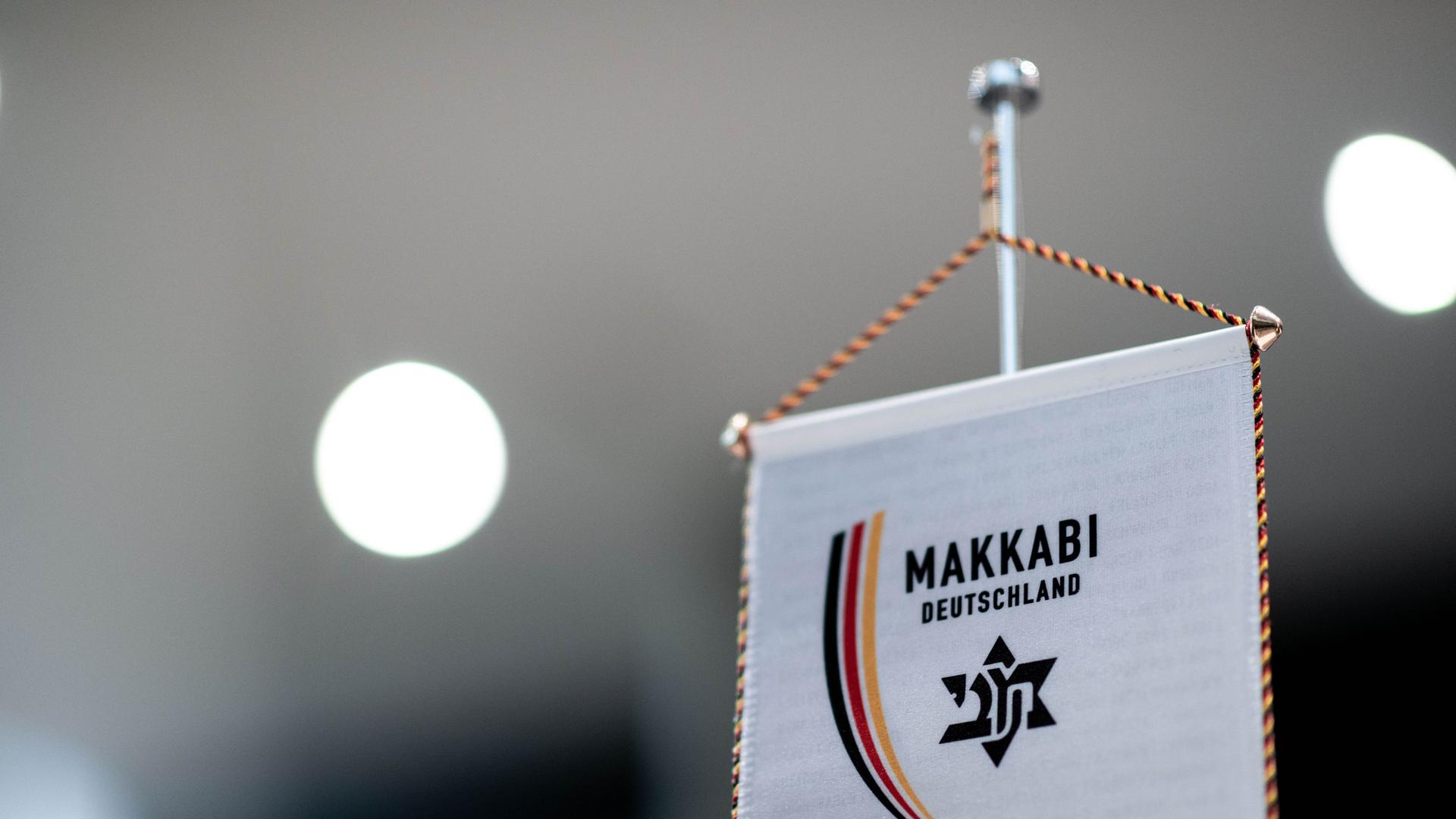 Ein Wimpel mit dem Logo der Makkabi-Bewegung steht auf einem Tisch im Deutschen Fußball-Museum. Ein Wimpel mit dem Logo der Makkabi-Bewegung steht auf einem Tisch im Deutschen Fußball-Museum.