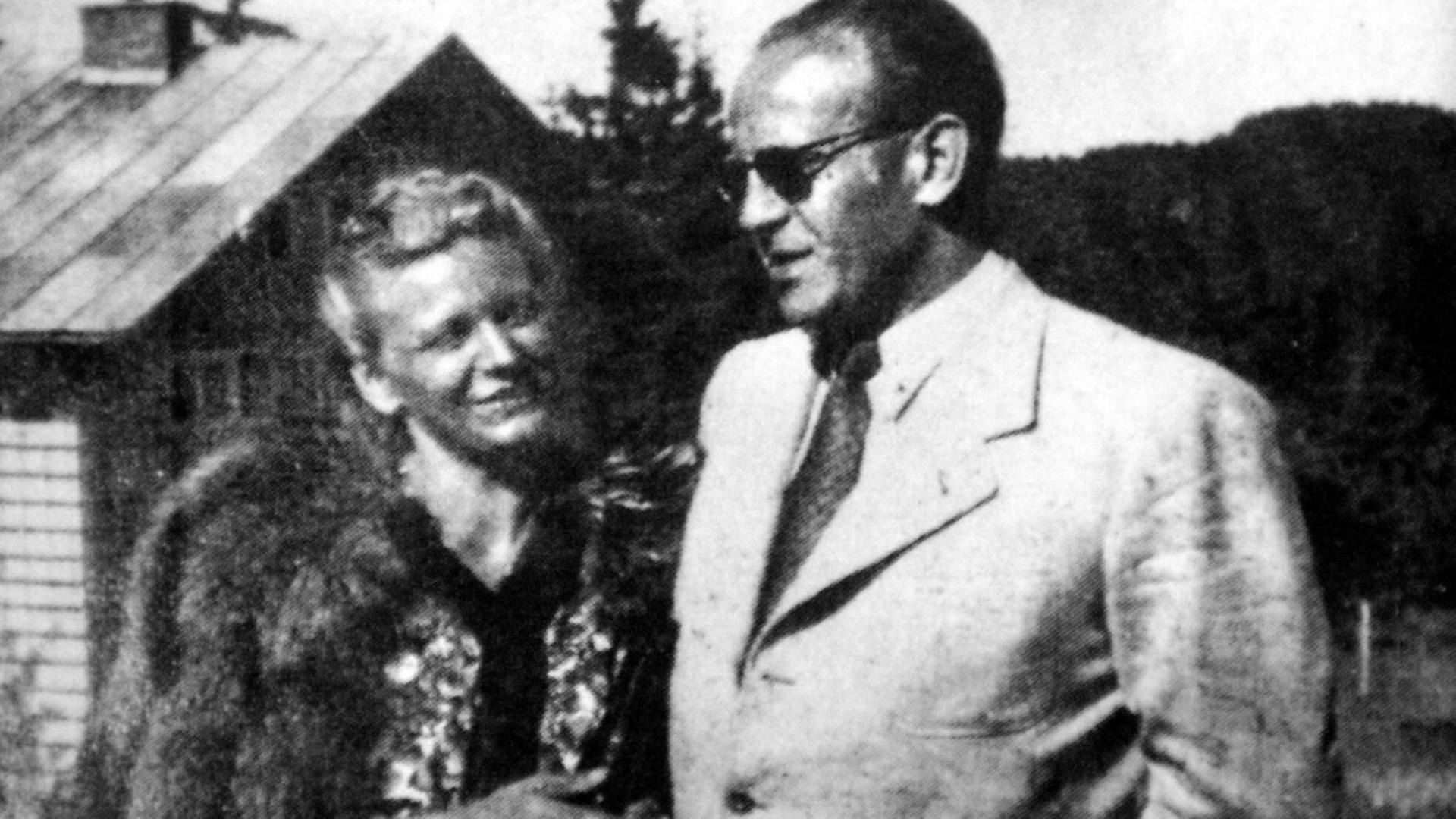 Die Reproduktion eines historischen Schwarzweiß-Fotos zeigt das Ehepaar Oskar und Emilie Schindler.
