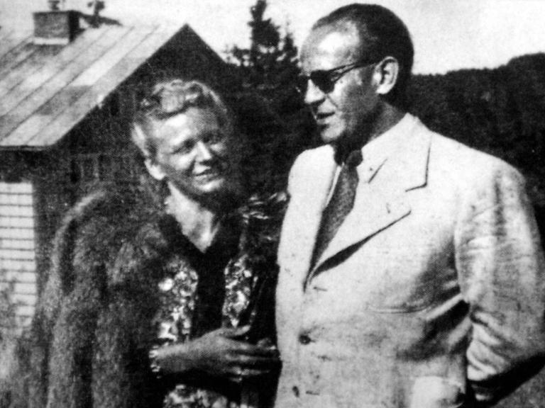 Die Reproduktion eines historischen Schwarzweiß-Fotos zeigt das Ehepaar Oskar und Emilie Schindler.
