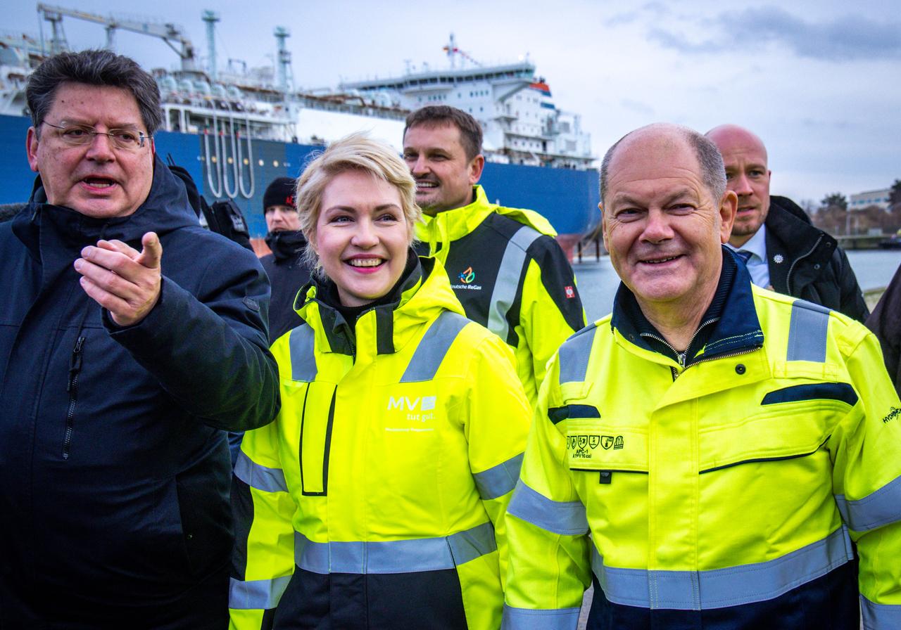 Bundeskanzler Olaf Scholz (r), Manuela Schwesig (SPD), die Ministerpräsidentin von Mecklenburg-Vorpommern, und Reinhard Meyer (SPD, l), der Landeswirtschaftsminister weihen im Industriehafen ein weitere LNG-Terminal ein. 