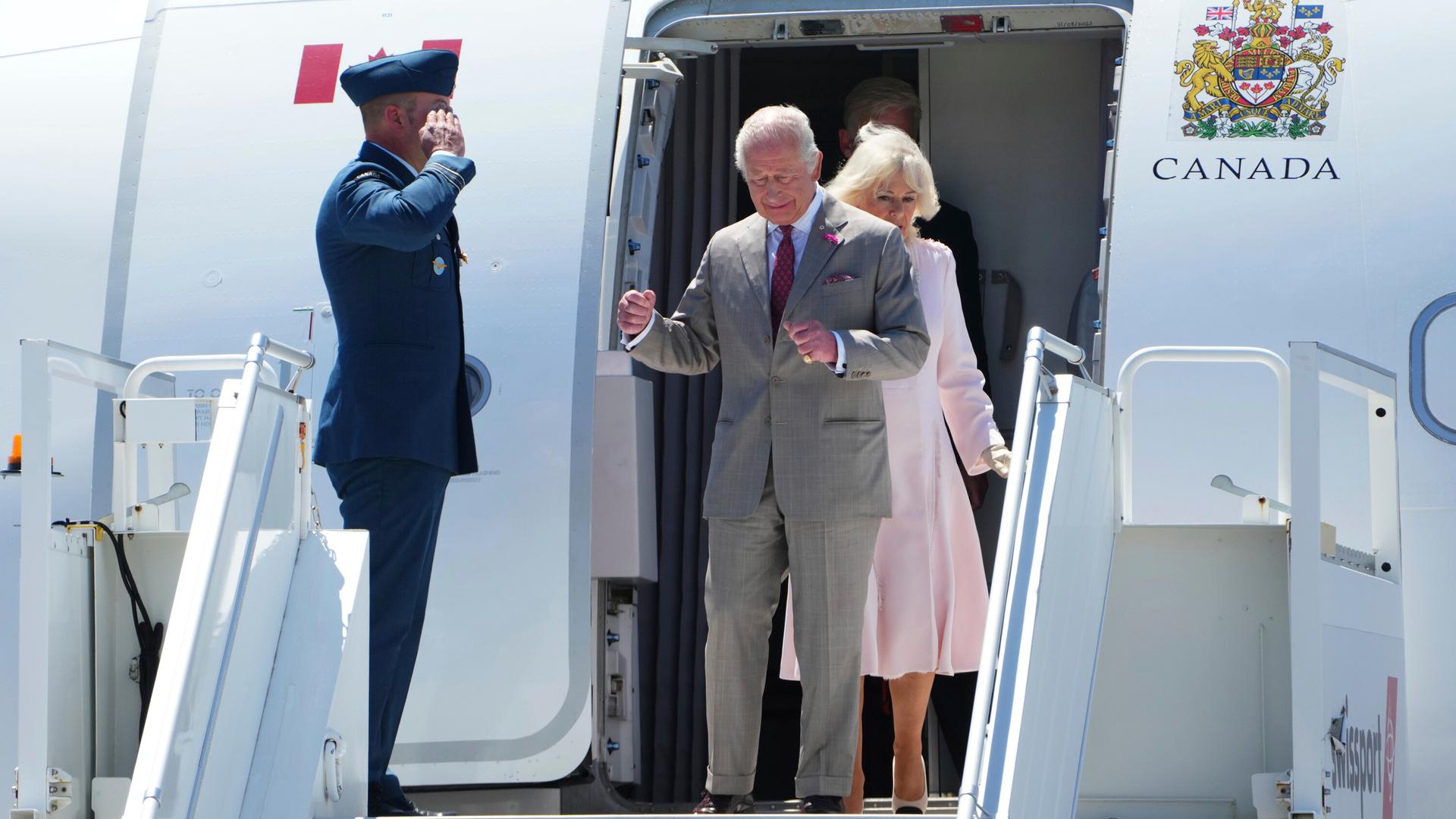 König Charles und Königin Camilla steigen am International Airport in Ottawa aus dem Flugzeug (Aufnahmedatum: 26. Mai 2025) König Charles und Königin Camilla steigen am International Airport in Ottawa aus dem Flugzeug (Aufnahmedatum: 26. Mai 2025)