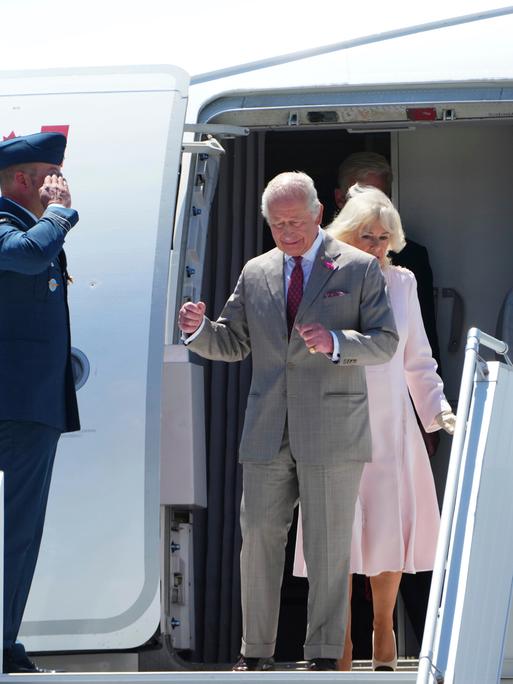König Charles und Königin Camilla steigen am International Airport in Ottawa aus dem Flugzeug (Aufnahmedatum: 26. Mai 2025)