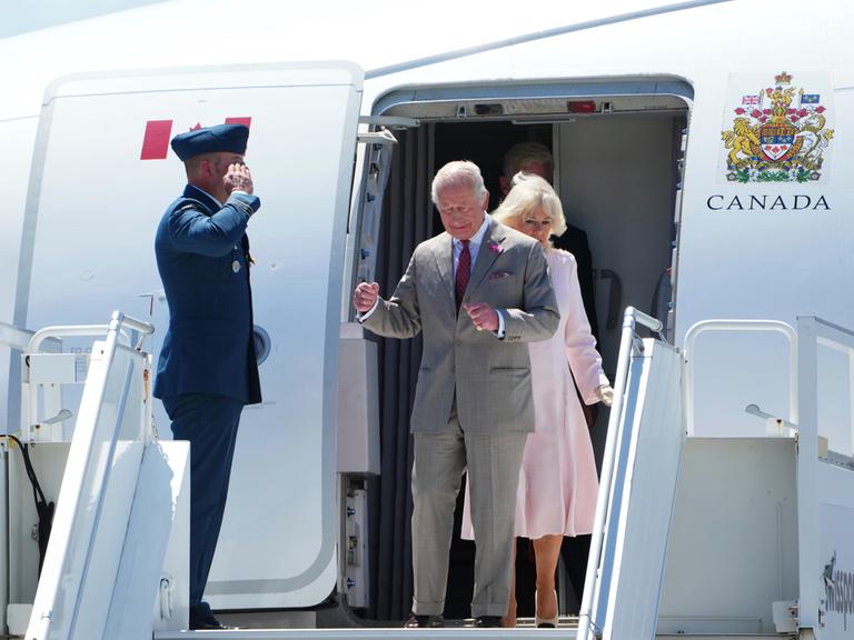 König Charles und Königin Camilla steigen am International Airport in Ottawa aus dem Flugzeug (Aufnahmedatum: 26. Mai 2025)