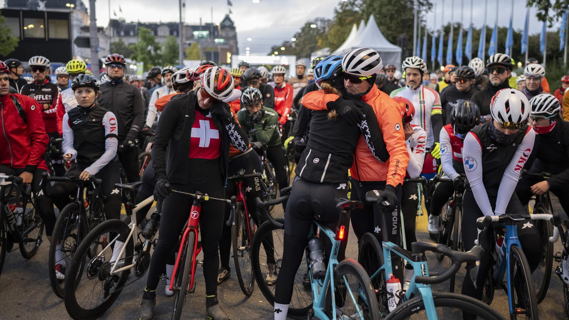 Radfahrerinnen und -fahrer trauern bei der Gedenkfahrt zu Ehren der verstorbenen Rennfahrerin Muriel Furrer aus der Schweiz. Radfahrerinnen und -fahrer trauern bei der Gedenkfahrt zu Ehren der verstorbenen Rennfahrerin Muriel Furrer aus der Schweiz.
