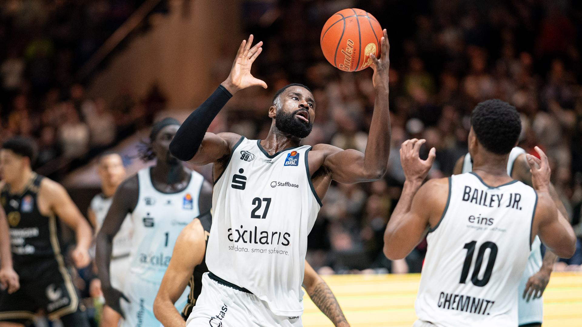 Szene aus dem Basketballspiel der Loewen Braunschweig gegen die Niners Chemnitz in der Basketball-Bundesliga